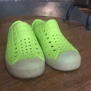 Native kids water shoes size c-11  4-6 year olds